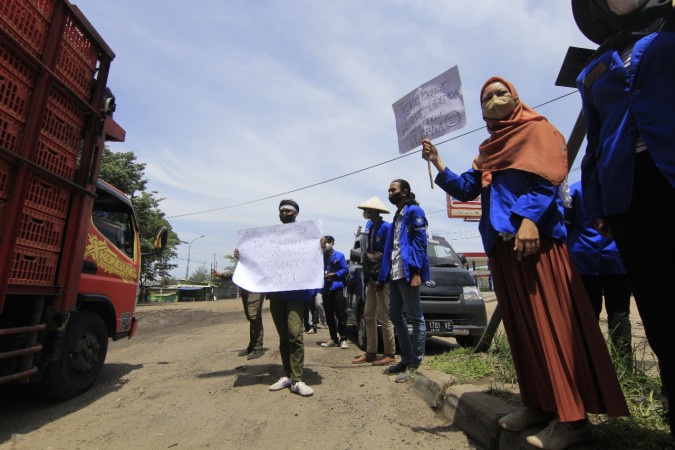 Rekannya Jatuh Gegar Otak dan Patah Tulang, Mahasiswa Tegal Protes Kerusakan Jalan Mataram