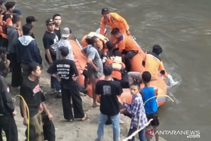 Cari Rumput di Tepi Sungai, Pasangan Suami Istri di Jember Hanyut Terseret Banjir Bandang