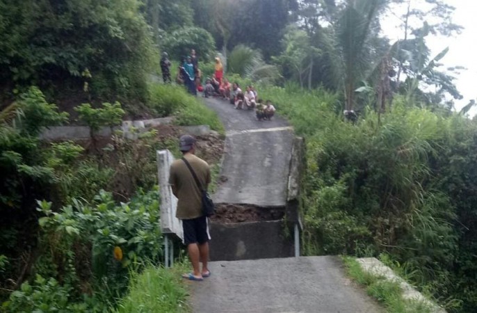 Jembatan Putus, Warga Desa Waru di Brebes bangun Jembatan Darurat dari Bambu