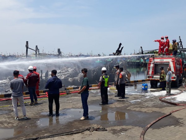 Sempat Menyala Kembali, Kebakaran Kapal di Pelabuhan Kota Tegal Berhasil Dijinakkan