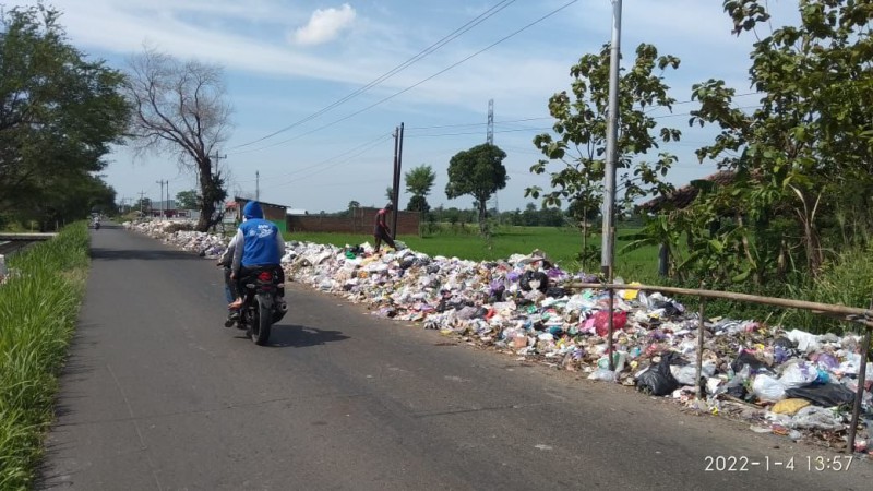 TPS Balapulang Wetan Memprihatinkan, Sampah Berserakan di Pinggir Jalan