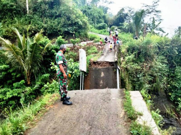 Kondisi Sudah Tua, Jembatan Antarpedukuhan di Waru-Bantarkawung Brebes Putus