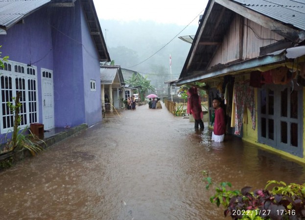 Desa Bumijawa di Kaki Gunung Slamet Banjir, Tim Penyelamat Malah Terjebak Longsor