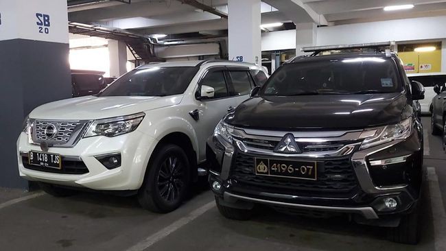 Satu dari Lima Mobil Arteria Dahlan yang Diparkir di DPR Disebut Nunggak Pajak 16 Bulan