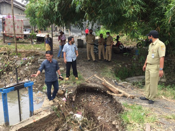 Jalan dan Pintu Air Ambles Diterjang Banjir,, Warga Sebuah Desa di Tegal Harus Cari Akses Lain