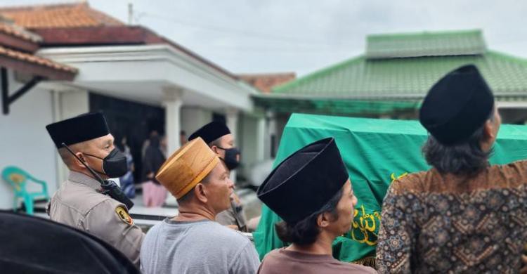 Ikut Gotong Keranda Jenazah Warga Sambil Terobos Banjir, Aksi Polisi di Tangerang Viral