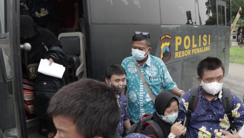 57 Pelajar SLB Pemalang Dijemput Bus Polisi untuk Vaksin