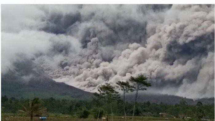 Gunung Semeru Semburkan Awan Panas Lagi, Warga Dilarang Bearktivitas 13 Meter dari Puncak