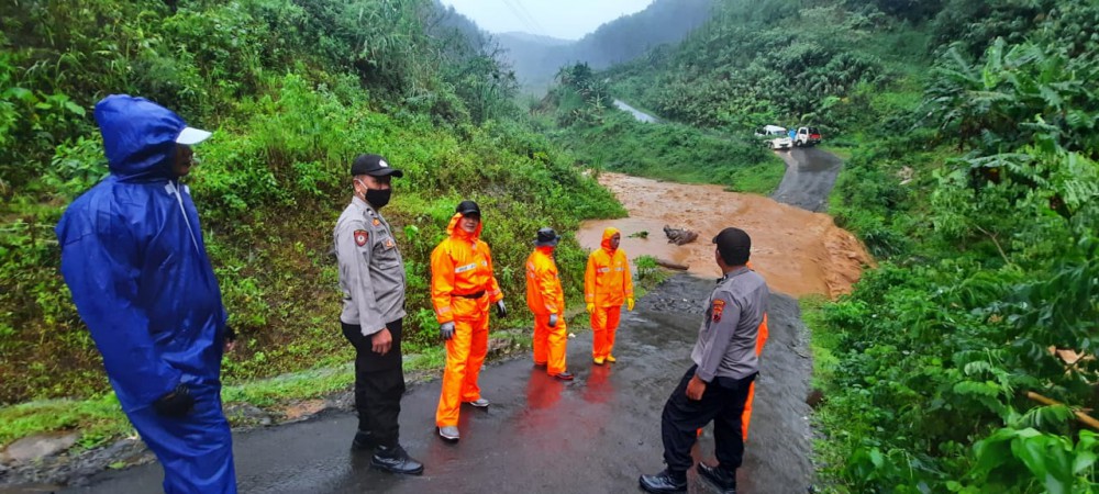 Ngeri! Pengendara di Brebes Selamat dari Terjangan Air, Tapi Sepeda Motornya Hanyut Terbawa Banjir