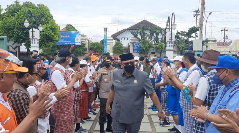 Pejabat di Kota Tegal Berpakaian Seragam PAUD dan TK, Supaya Siswa Tidak Takut Disuntik Vaksin