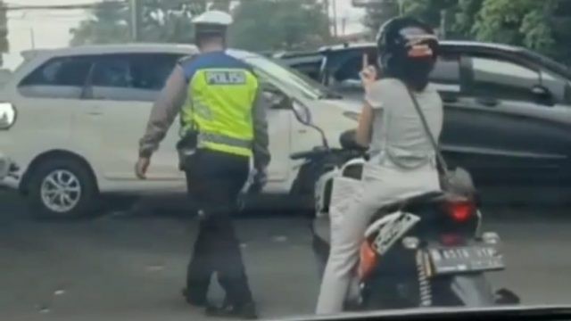 Diingatkan Pakai Helm, Wanita Ini Malah Acungkan Jari Tengah ke Polisi dan Viral