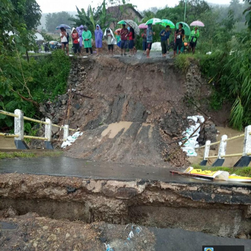 Hujan Deras, Jembatan Penghubung Antarkecamatan di Larangan, Brebes Putus