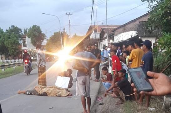 Kejatuhan Tiang Lampu yang Ditabrak Mobil, Pemotor di Brebes Tewas Mengenaskan, Mobilnya Kabur