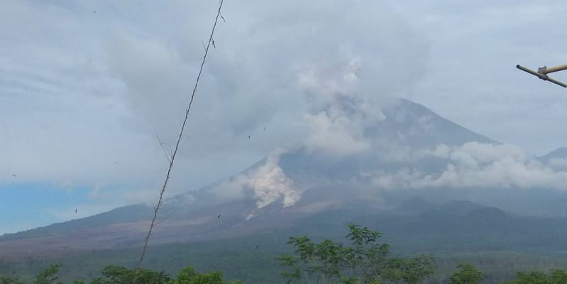 Gunung Semeru Siaga! Kini Kembali Muntahkan Awan Panas Guguran Sejauh 5 KM