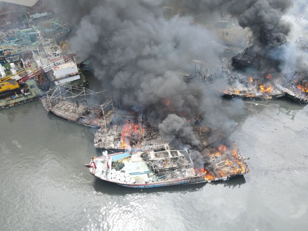 Masih Menyala, Api yang Membakar 16 Kapal di Pelabuhan Kota Belum Bisa Dipadamkan