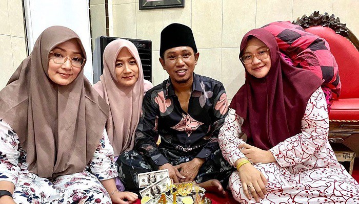 Bukan Layangan Putus! Anggota DPR Lora Fadil Romantis Bersama Tiga Istri Sekaligus