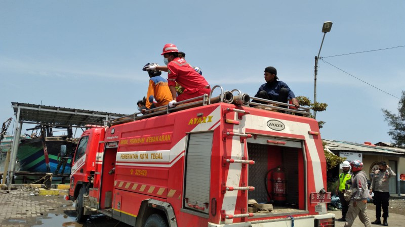 Pertamina Pro Aktif Bantu Padamkan Kebakaran di Pelabuhan Kota Tegal