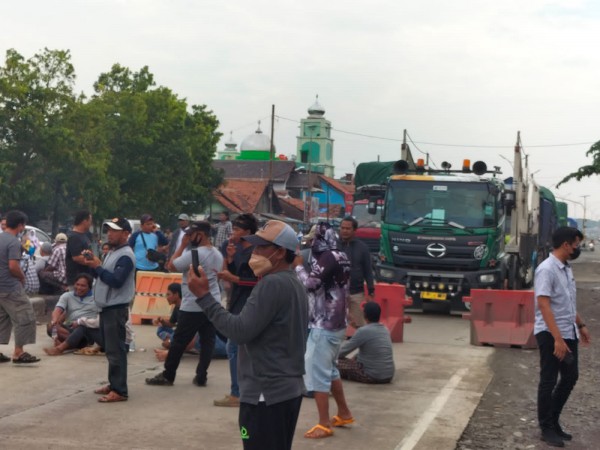 Protes Lambannya Proses Perizinan, Nelayan di Tegal Kembali Blokir Jalur Semarang-Jakarta