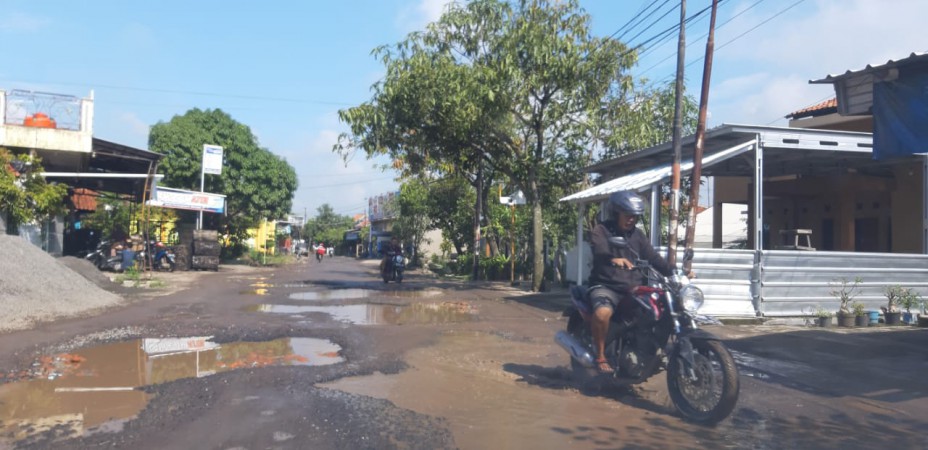 Rusak dan Berlubang, Jalan Kabupaten di Ruas Banjarhajo-Parereja Butuh Perhatian