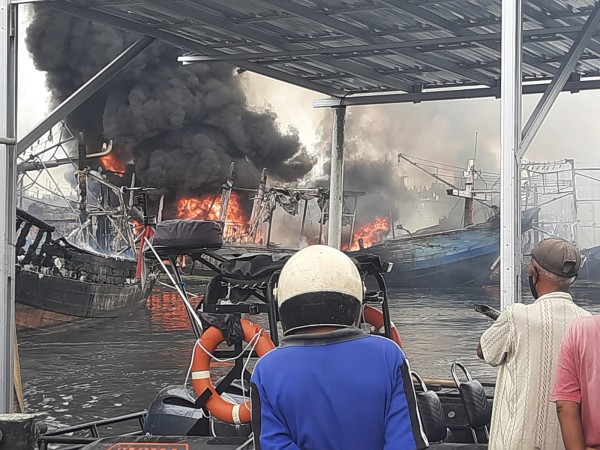 Kepadatan Kapal yang Parkir di Pelabuhan Tegal Bikin Api Cepat Menjalar dan Sulit Dipadamkan
