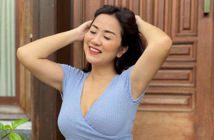 Pagi-pagi Tante Pemersatu Bangsa Seksi Ini Butuh Masukan soal Rambut, Netizen: Potong Biar Sama