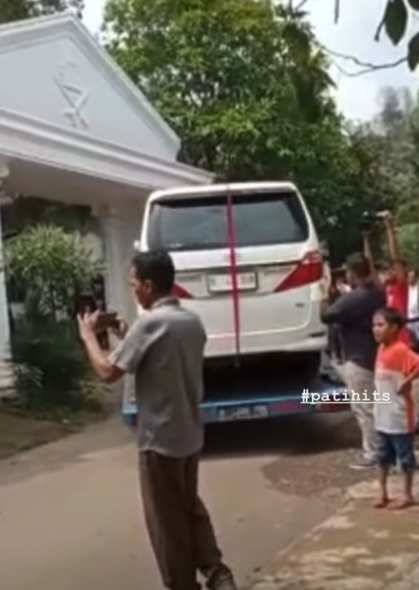 Sekdes di Pati Hadiahi Ultah Anaknya Tiga Mobil Mewah, Netizen: Gak Usah Iri Dengki, Salawatin Aja