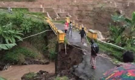 Ada Banjir Bandang di Kaki Gunung Slamet, Satu Jembatan Nyaris Putus, Jalan Desa Ambles