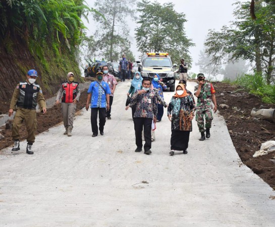 1,5 Kilometer Jalan Tembus di Atas Awan Lereng Gunung Slamet Rampung Dibangun