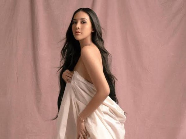 Anya Geraldine Beradegan Mesra dengan Reza Rahadian: Ada Test Cam