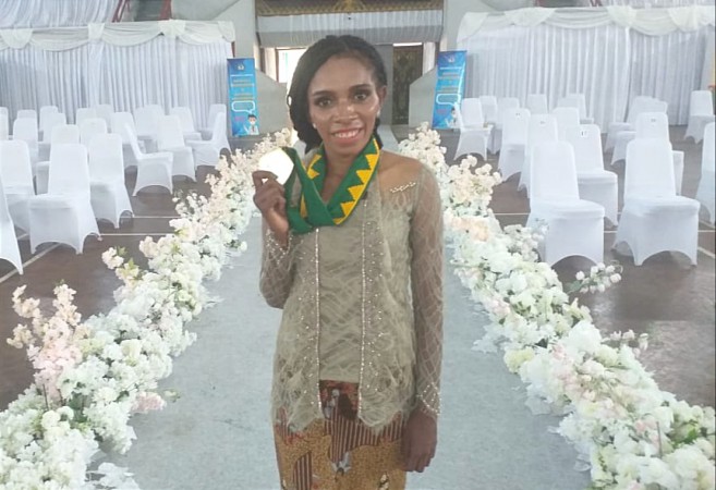 Dua Kali Gagal, Gadis Asal Papua Barat Akhirnya Lulus dan Disumpah Jadi Dokter di Lampung