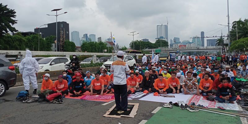 Tolak UU Cipta Kerja, Seribuan Buruh Salat Jumat Berjamaah di Depan Gedung DPR