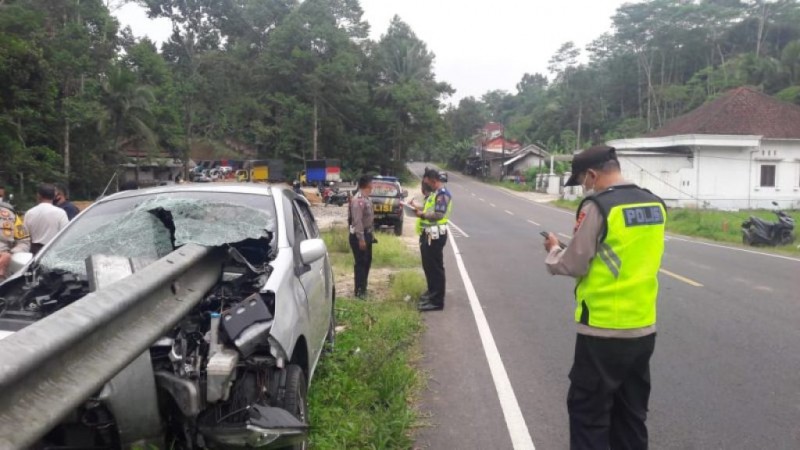 Viral Agya Tabrak Besi Pembatas Jalan sampai Tertancap dan Tembus, Diduga karena Sopirnya Ngantuk