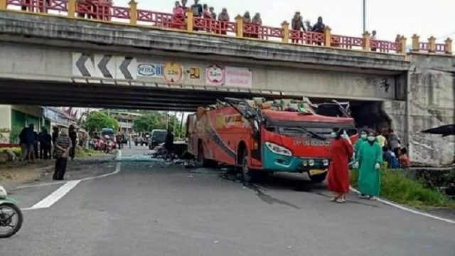 Mirip Film Horor, Bus Ngebut di Padang Panjang Tabrak Flayover, Setengah Bodi Hancur