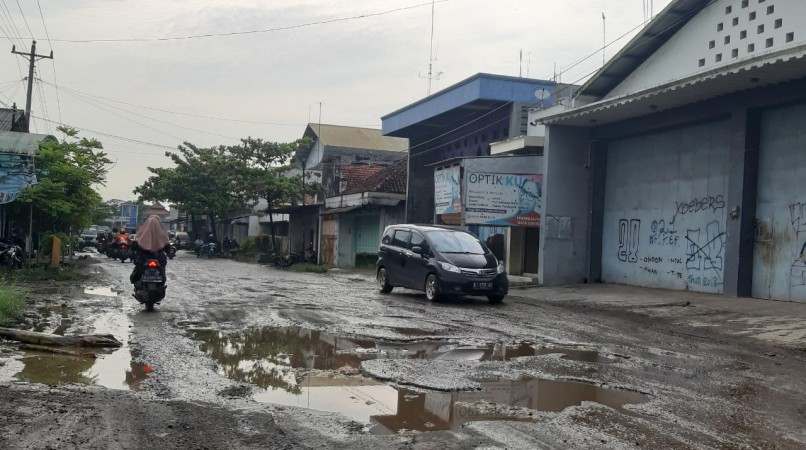 Mulai Rusak, Jalan Provinsi di Kersana-Brebes Dikeluhkan Warga
