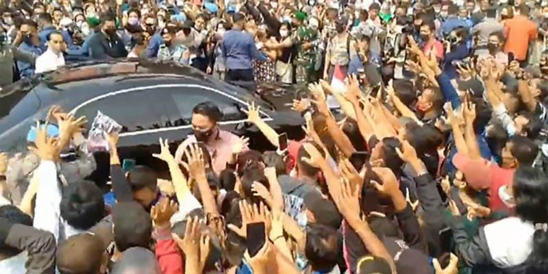 Kerumunan Parah Terjadi saat Kunker Jokowi di Toba, Pengamat: Rakyat Itu Perlu Contoh