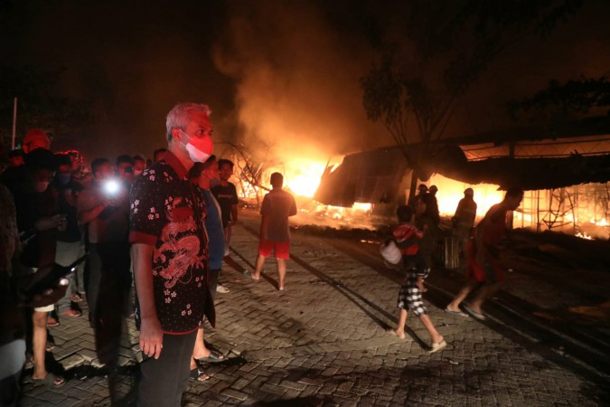Dari Rembang Tak Langsung ke Rumah, Ganjar Pantau Penanganan Kebakaran Relokasi Pasar Johar