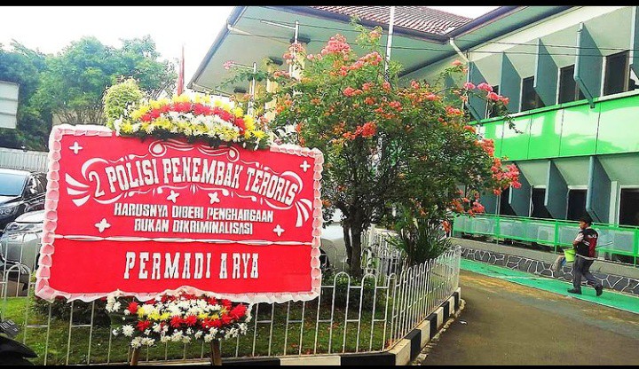 Polisi Penembak Laskar FPI Dituntut 6 Tahun, Abu Janda Pajang Karangan Bunga