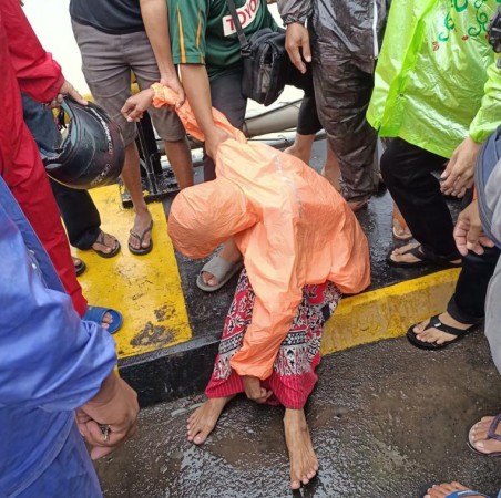 Terlilit Hutang dan Belum Gajian, Wanita Paruh Baya Nekat Bunuh Diri di Jembatan Kembar