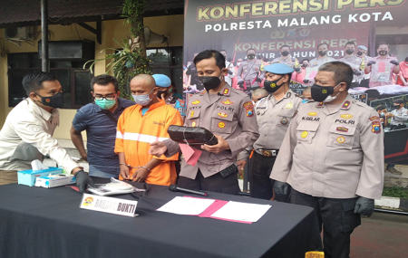 Pungut Sesuatu usai Mengitari Pohon Tiga Kali, Pria Ini Disergap Polisi