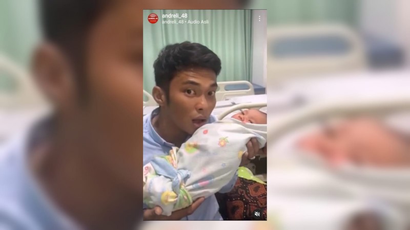 Video Bapak Keliru Takbiran Bukan Azan pada Bayinya Langsung Viral, Netizen Bawa-bawa Menag