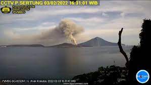 Gunung Anak Krakatau Meletus, Muntahkan Abu Vulkanik Hingga 200 Meter dari Puncak