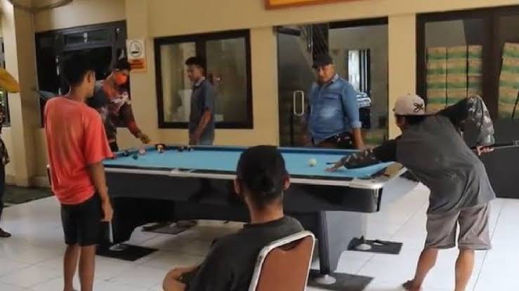 Unggah Video Warga Wadas Main Biliar di Kantor Polisi, Denny Siregar Disentil Warganet
