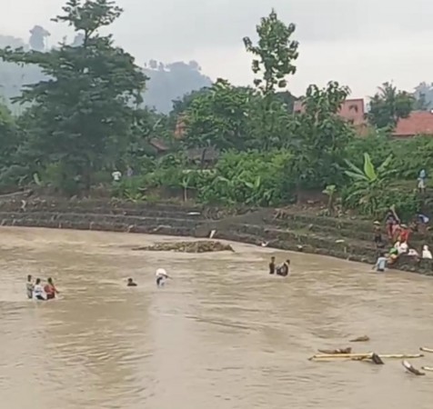 Nekat! Warga Larangan Brebes Seberangi Sungai karena Jembatan Penghubung Putus Total