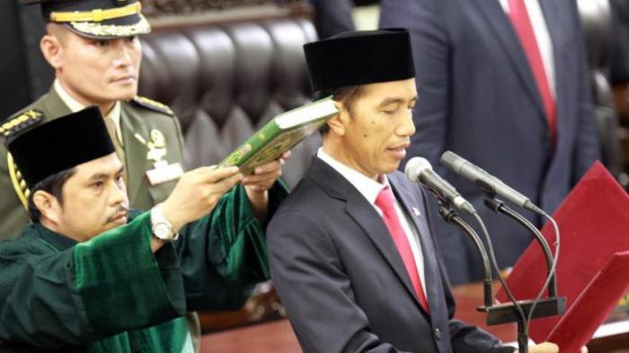 Viral Foto Jokowi Disumpah di Bawah Alquran, Warganet: Tuhan Pun Dikibulin, Apalagi Kalian