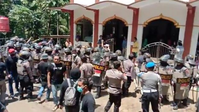 Berdurasi 23 Detik, Video Polisi Serbu Warga Wadas Ibadah di Masjid Viral