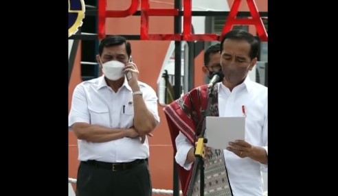 Luhut Disebut Presiden yang Tertukar Gara-gara Santai Terima Telpon saat Jokowi Pidato