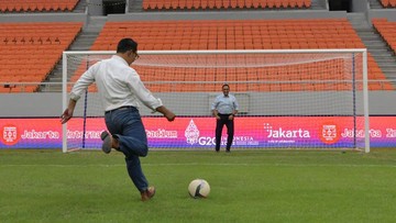 Anies-Kang Emil Kian Mesra Main Bola Bareng di JIS, Ganjar Masih Pusing Sama Wadas