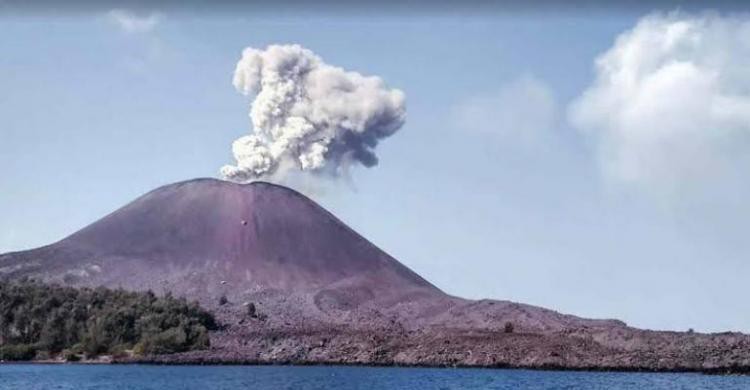 Meletus Lagi, Gunung Anak Krakatau Semburkan Abu Vulkanik Setinggi 600 Meter