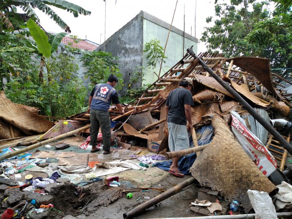 Rumah Ambruk Rata dengan Tanah Pasca Diguyur Hujan, Satu Keluarga Mengungsi