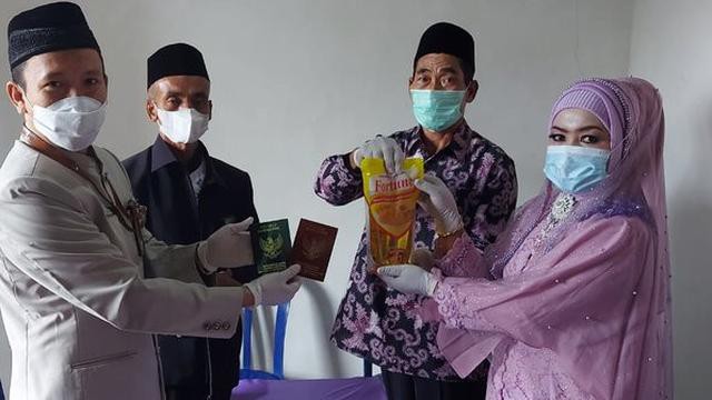Nikahi Janda, Duda di Ponorogo Beri Mas Kawin 1 Liter Minyak Goreng: Ijab Kabul Sempat Diulang